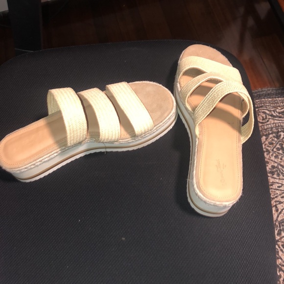 Used like new chunky cream wedge sandals! Size 9! - Picture 3 of 5